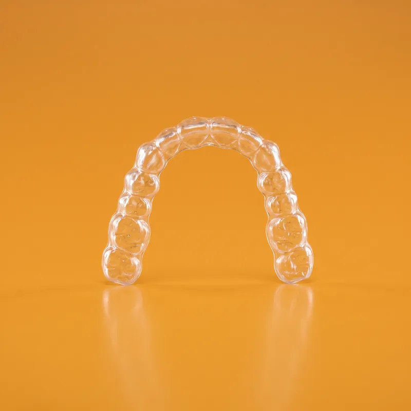 Einzelner Clear Aligner in Nahaufnahme