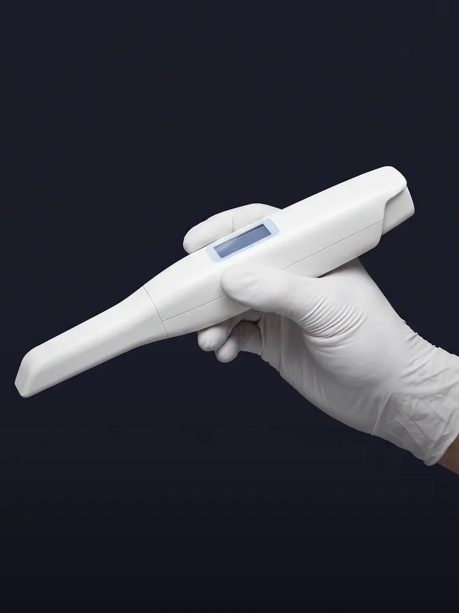 Hand im weißen Handschuh hält einen Intraoralscanner vor dunklem Hintergrund