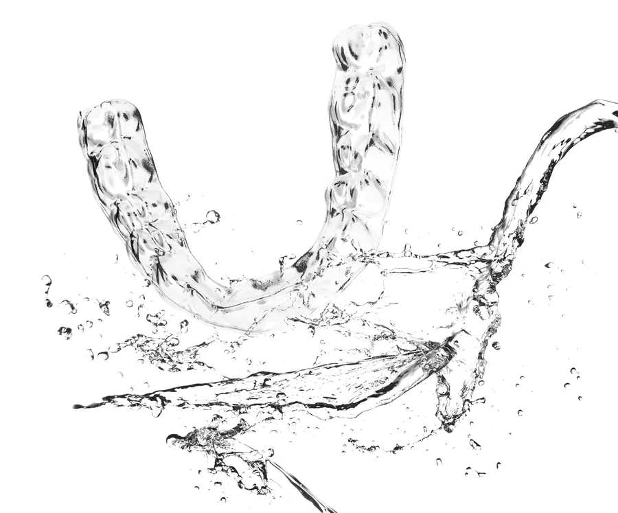 Transparenter Aligner mit Wasser, Produktfoto