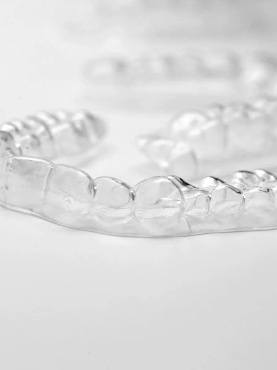 Zwei transparente Schienen in Nahaufnahme, Produktfoto