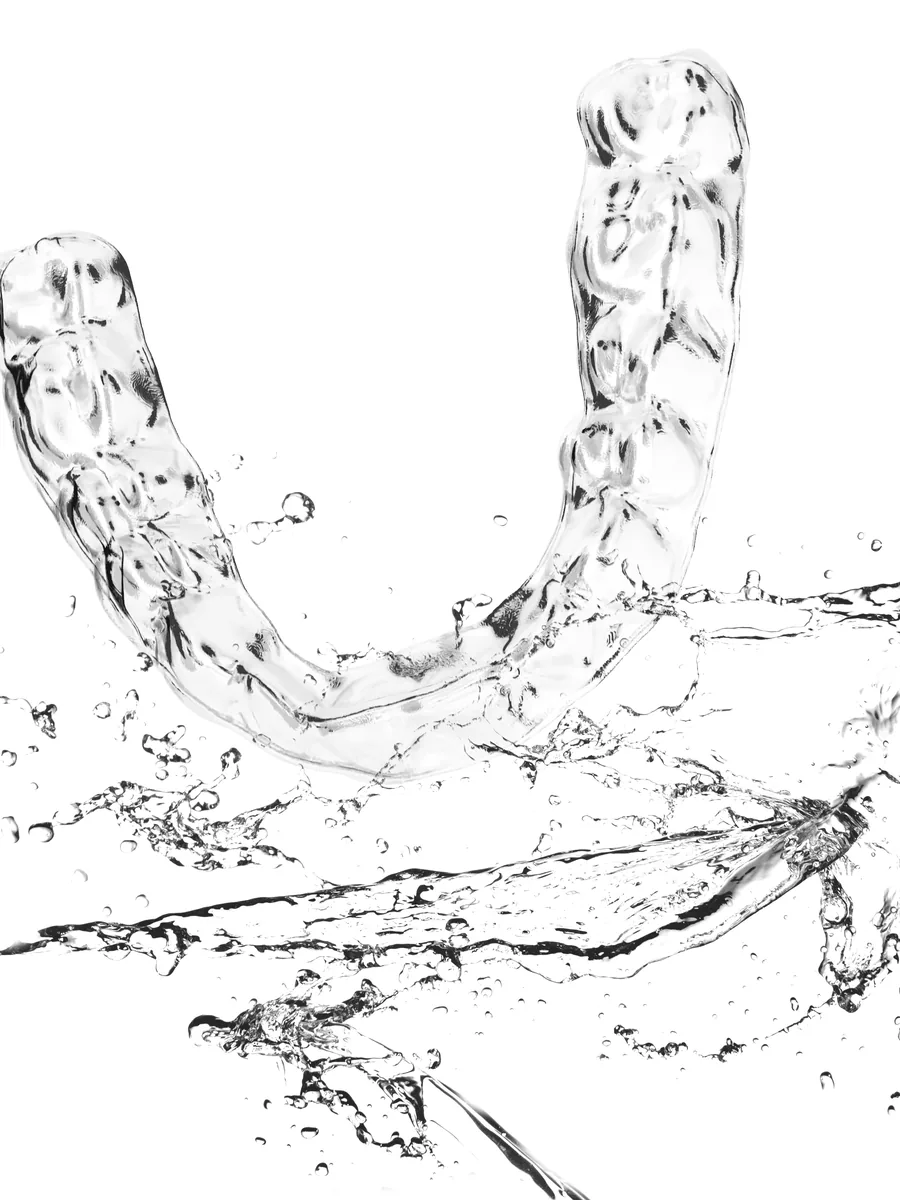Transparenter Aligner mit Wasser, Produktfoto