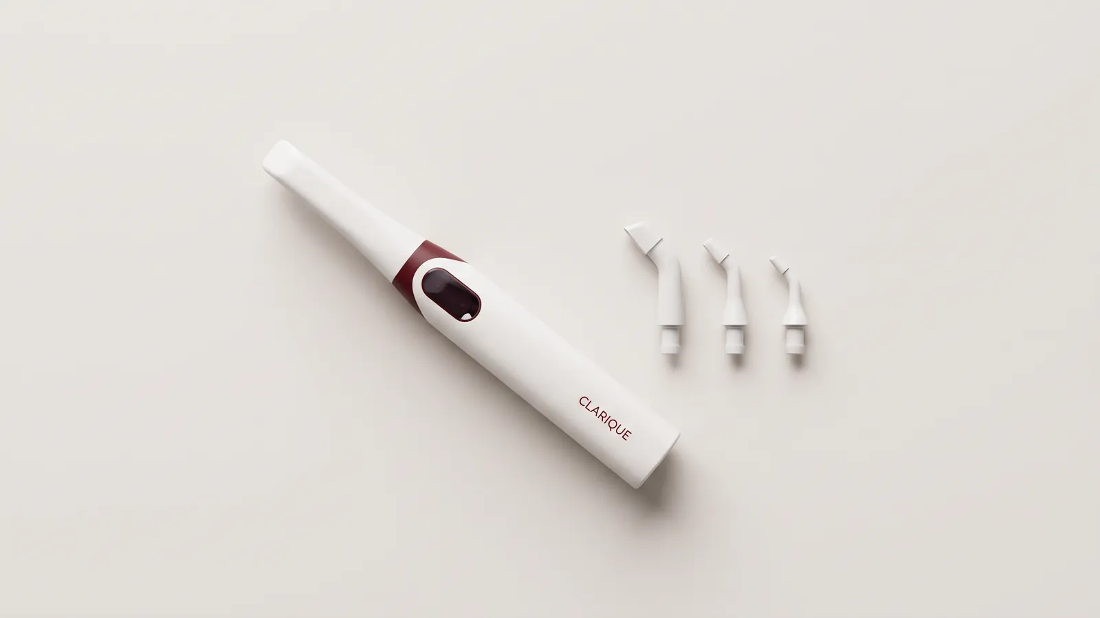 Handstück eines Intraoralscanners mit CLARIQUE-Schriftzug neben drei Scanspitzen in unterschiedlichen Größen